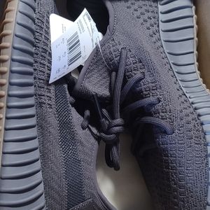 Yeezy 350V2 Cinder